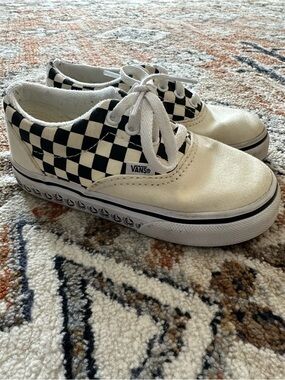 Vans Kids Checkerboard Lace-Up Sneakers in Black and White Size 8C